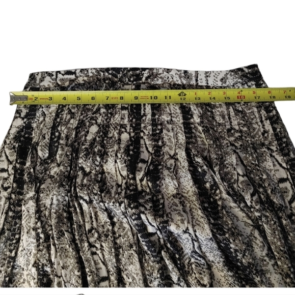 St. John Snake Skin Print Silk Pleated Skirt & Blouse Set - Picture 12 of 15